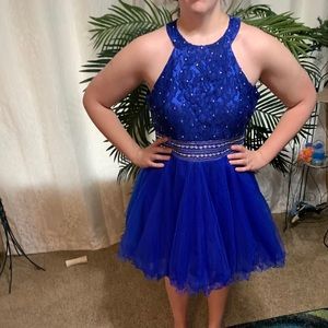 Beautiful homecoming dress. It fits a size 16